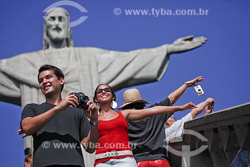  Assunto: Turistas fotografando no Cristo Redentor  / Local:  Rio de Janeiro - RJ - Brasil  / Data: 20/02/2010  autorização de uso de imagem (84 e 85) 