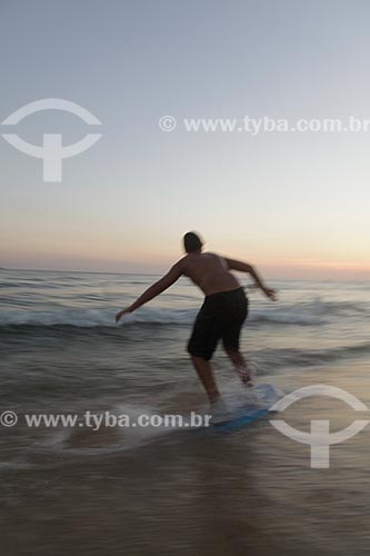  Assunto: Pessoa praticando skimboard na praia de Ipanema  / Local:  Rio de Janeiro - RJ - Brasil  / Data: 21/02/2010 