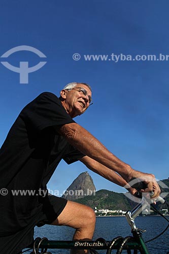  Assunto: Homem andando de bicicleta na Praia do Flamengo com o Pão de Açúcar ao fundo  / Local:  Rio de Janeiro - RJ - Brasil  / Data: 23/02/2010 