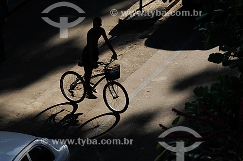  Assunto: Silhueta de ciclista na rua  / Local:  Rio de Janeiro - RJ - Brasil  / Data: 01/02/2009 