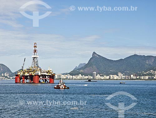  Assunto: Plataforma ancorada para manutenção em estaleiro na Baía de Guanabara - ao fundo a cidade do  Rio de Janeiro  / Local:  Niterói -  RJ - Brasil  / Data: Setembro de 2009 