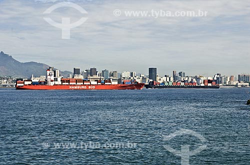  Assunto: Navios cargueiros na Baía de Guanabara, com centro do Rio de Janeiro ao fundo  / Local:  Niterói - RJ - Brasil  / Data: Set. 2009 