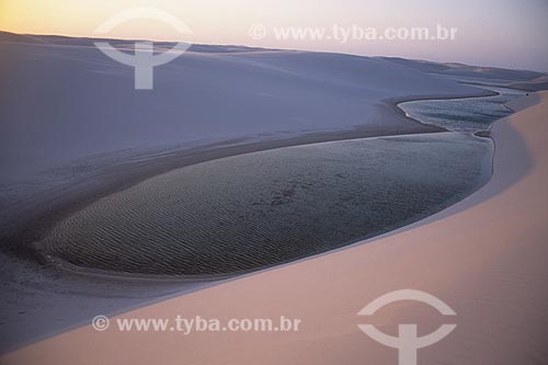  Assunto: Lago formado por água de chuva entre as dunas de areia  / Local: Lençóis Maranhenses - MA - Brasil  / Data: 2008 