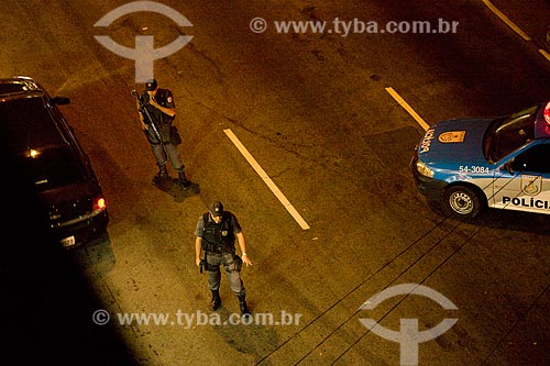  Assunto: Policiais realizando blitz noturna em rua da zona sul  / Local:  Rio de Janeiro - RJ - Brasil  / Data: 16/05/2010 