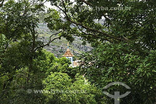  Assunto: Vista por entre arvores para a torre da Nossa Senhora do Carmo  / Local:  Diamantina - Minas Gerais - MG - Brasil  / Data: 12/2009 