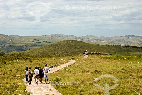  Assunto: Monumento homenageando um morador local na beira da estrada entre Conceição do Mato Dentro e Serra do Cipó  / Local:  Planalto entre Conceição de Mato Dentro e Serra do Cipó - Minas Gerais - MG  / Data: 12/ 2009 