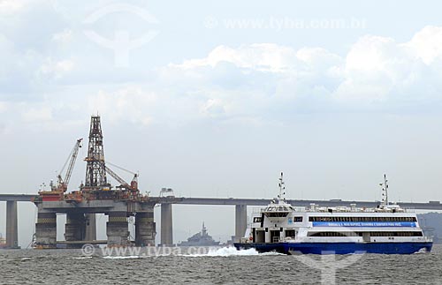  Assunto: Plataforma de Petróleo e Barca Rio-Niterói na Baía de Guanabara, ao fundo Ponte Rio-Niterói  / Local:  Rio de Janeiro - RJ - Brasil  / Data: 08/2009 