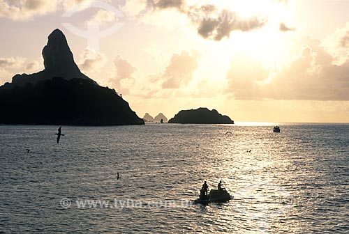  Assunto: Morro do Pico em Fernando de Noronha com o Morro Dois Irmaos in the Background  / Local:  Pernambuco - PE - Brasil  / Data:  