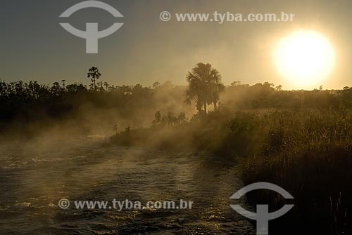  Assunto: Nascer do sol com neblina no Rio Formoso, o principal rio do Parque Nacional das Emas. / Local: Parque Nacional das Emas - Goiás (GO) - Brasil  / Data: 03 agosto 2006 