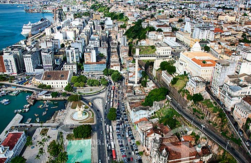  Assunto: Vista aérea da cidade baixa e cidade alta, Elevador Lacerda, Mercado Modelo e Baía de Todos os Santos  / Local:  Salvador - Bahia - BA  / Data: 01/2011 