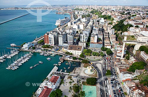  Assunto: Vista aérea da cidade baixa e cidade alta, Elevador Lacerda, Mercado Modelo e Baía de Todos os Santos  / Local:  Salvador - Bahia - BA  / Data: 01/2011 