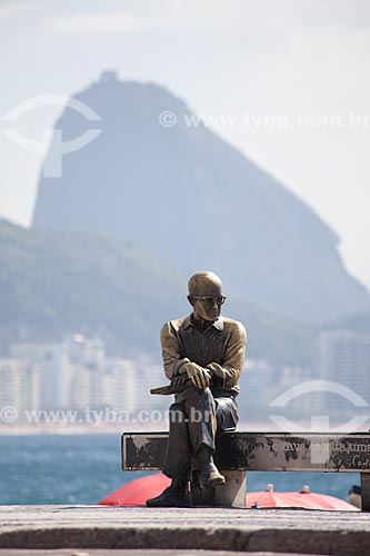  Assunto: Estátua do escritor Carlos Drummond de Andrade na praia de Copacabana  / Local:  Rio de Janeiro - RJ - Brasil  / Data:  