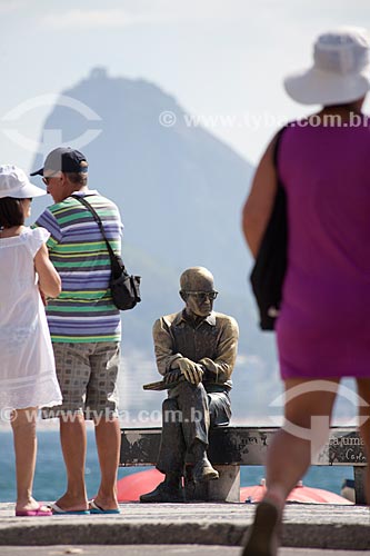  Assunto: Estátua do escritor Carlos Drummond de Andrade na praia de Copacabana  / Local:  Rio de Janeiro - RJ - Brasil  / Data:  