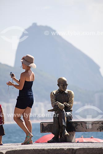  Assunto: Estátua do escritor Carlos Drummond de Andrade na praia de Copacabana  / Local:  Rio de Janeiro - RJ - Brasil  / Data:  