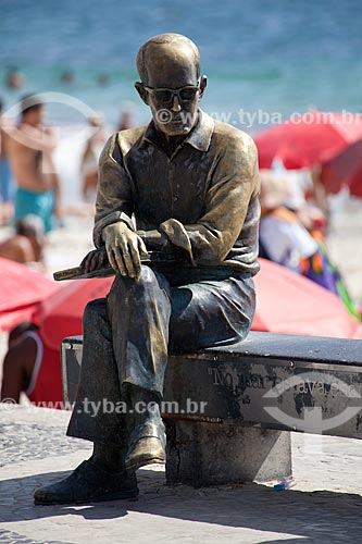  Assunto: Estátua do escritor Carlos Drummond de Andrade na praia de Copacabana  / Local:  Rio de Janeiro - RJ - Brasil  / Data:  