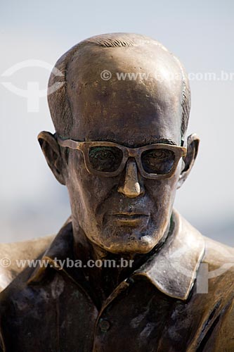  Assunto: Estátua do escritor Carlos Drummond de Andrade na praia de Copacabana  / Local:  Rio de Janeiro - RJ - Brasil  / Data:  