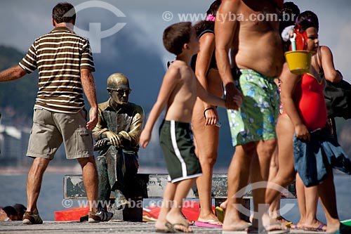  Assunto: Estátua do escritor Carlos Drummond de Andrade na praia de Copacabana  / Local:  Rio de Janeiro - RJ - Brasil  / Data:  