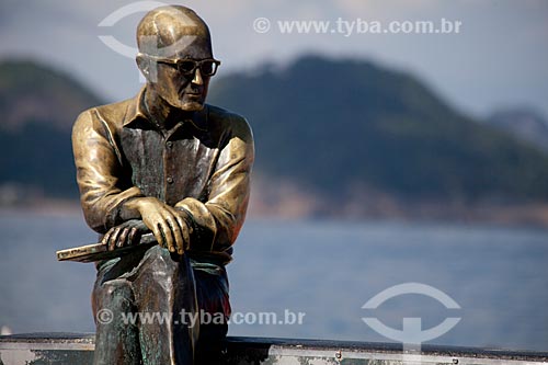  Assunto: Estátua do escritor Carlos Drummond de Andrade na praia de Copacabana  / Local:  Rio de Janeiro - RJ - Brasil  / Data:  