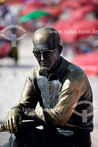  Assunto: Estátua do escritor Carlos Drummond de Andrade na praia de Copacabana  / Local:  Rio de Janeiro - RJ - Brasil  / Data:  