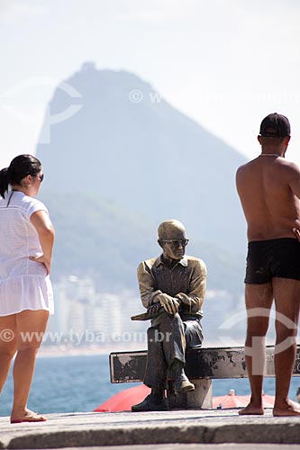  Estátua do escritor Carlos Drummond de Andrade na praia de Copacabana  - Rio de Janeiro - Rio de Janeiro - Brasil