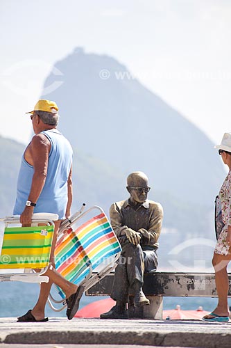  Estátua do escritor Carlos Drummond de Andrade na praia de Copacabana  - Rio de Janeiro - Rio de Janeiro - Brasil