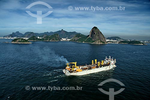  Assunto: Vista aérea de navio na baía de Guanabara / Local: Rio de Janeiro - RJ - Brasil  / Data: 02/2011 