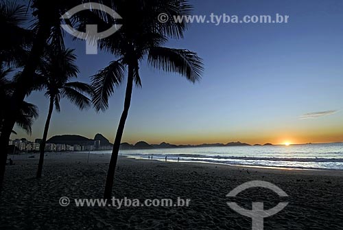  Assunto: Praia de Copacabana ao fundo Pão de Açúcar / Local: Rio de Janeiro  (RJ)  -  Brasil  / Data: 04/2007 
