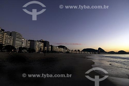  Assunto: Praia de Copacabana ao fundo Pão de Açúcar / Local: Rio de Janeiro  (RJ)  -  Brasil  / Data: 04/2007 