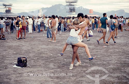  Assunto: Casal de jovens no Rock in Rio / Local: Rio de Janeiro - RJ / Data: 1985 