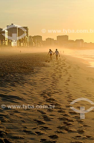  Assunto: Casal andando na praia de Ipanema ao amanhecer / Local: Rio de Janeiro (RJ) - Brasil / Data: 02/2011 