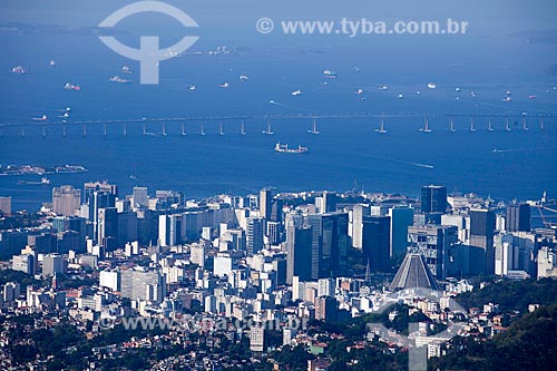  Assunto:  Vista aérea do Centro do Rio de Janeiro com Ponte Rio - Niterói ao fundo / Local: Rio de Janeiro  -  RJ  -  Brasil / Data: Fevereiro de 2010 