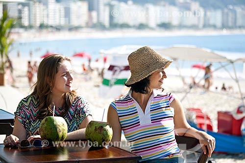  Assunto: Amigas olhando para a praia de Copacabana - DC nº 89 e nº 90 / Local: Rio de Janeiro (RJ) - Brasil / Data: 04/2011 