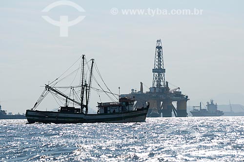  Assunto: Plataforma de petróleo com barco de pesca em primeiro plano / Local: Rio de Janeiro (RJ) - Brasil / Data: 02/2010 