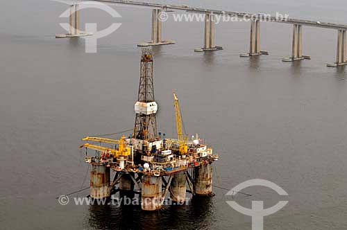  Assunto: Vista aérea da plataforma de petróleo e da ponte Rio-Niterói  / Local: Rio de Janeiro (RJ) - Brasil / Data: 01/2011  