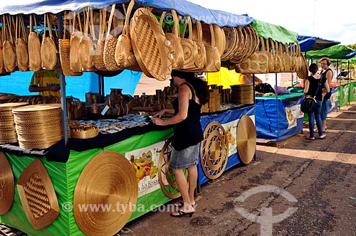  Assunto: Vista de barracas na Feira do Bosque com artesanato em capim dourado / Local: Palmas - Tocantins (TO) - Brasil / Data: 02/2011 