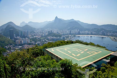  Assunto: Heliponto no Morro da Urca com enseada de Botafogo e Cristo Redentor ao fundo / Local: Rio de Janeiro - RJ - Brasil / Data: 10/2010 