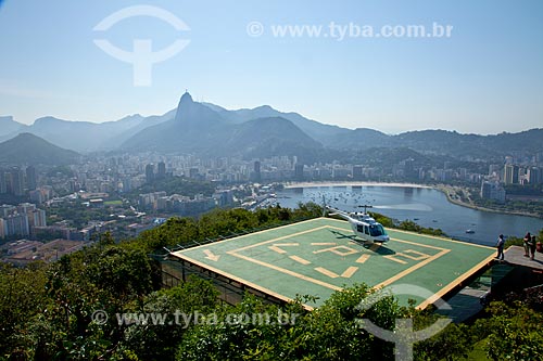  Assunto: Helicóptero no heliponto do Morro da Urca com enseada de Botafogo e Morro do Corcovado ao fundo / Local: Rio de Janeiro - RJ - Brasil / Data: 10/2010 