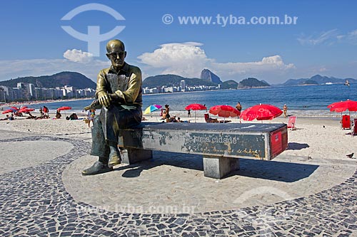  Assunto: Estátua do escritor Carlos Drummond de Andrade na praia de Copacabana  / Local: Rio de Janeiro  -  RJ  -  Brasil  / Data: 02/2011 