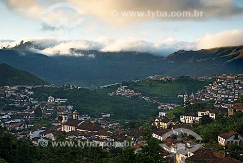  Assunto: Vista panorâmica de Ouro Preto com Pico do Itacolomi ao fundo / Local: Ouro Preto - Minas Gerais (MG) - Brasil / Data: 02/2008 