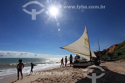  Assunto: Pescadores e turistas na praia de Canoa Quebrada / Local: Aracati - Ceará (CE) - Brasil / Data: 03/2011 