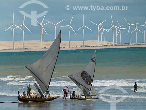  Assunto: Jangadas com pescadores na praia de Canoa Quebrada ao fundo aerogeradores / Local: Aracati - Ceará (CE) - Brasil / Data: 03/2011 