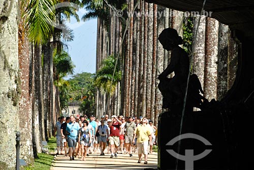  Assunto: Chafariz das Musas com Palmeiras imperiais e turistas no Jardim Botânico / Local: Jardim Botânico - Rio de Janeiro (RJ) - Brasil / Data: 11/2010 