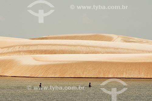  Assunto: Turistas mergulhando em lagoa no Parque Nacional dos Lençóis Maranhenses / Local: Barreirinhas - Maranhão (MA) - Brasil / Data: 07/2011 