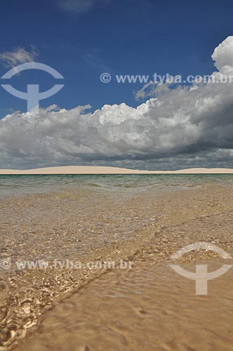  Assunto: Vista de lagoa e duna do Parque Nacional dos Lençóis Maranhenses / Local: Barreirinhas - Maranhão (MA) - Brasil / Data: 07/2011 