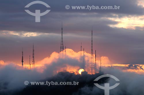  Assunto: Nuvens nas antenas de telecomunicações do Sumaré / Local: Rio de Janeiro (RJ) - Brasil / Data: 03/2005 