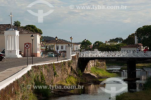  Assunto: Cruz do Anhanguera e ponte de madeira sobre o Rio Vermelho / Local: Goiás - Goiás (GO) - Brasil / Data: 07/2011 