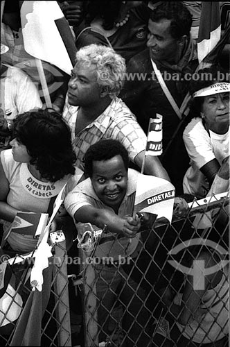  Assunto: Pessoas assistindo o Comício das Diretas em frente a Igreja de Nossa Senhora da Candelária / Local: Rio de Janeiro (RJ) -  Brasil / Data: 04/1984 