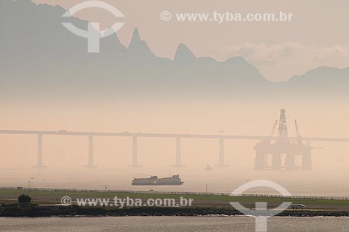  Assunto: Ponte Rio-Niterói sobre Baía de Guanabara com Serra dos Órgãos ao fundo / Local: Rio de Janeiro (RJ) - Brasil / Data: 08/2009 