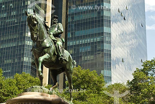  Assunto: Monumento ao General Manuel Luiz Osório e ao fundo prédio da Universidade Cândido Mendes / Local: Rio de Janeiro (RJ) - Brasil / Data: 07/2011 