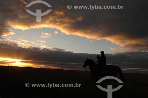  Assunto: Gaúcho à cavalo nos Pampas - Fronteira do Brasil com Argentina / Local: Uruguaiana - Rio Grande do Sul (RS) - Brasil / Data: 08/2010 